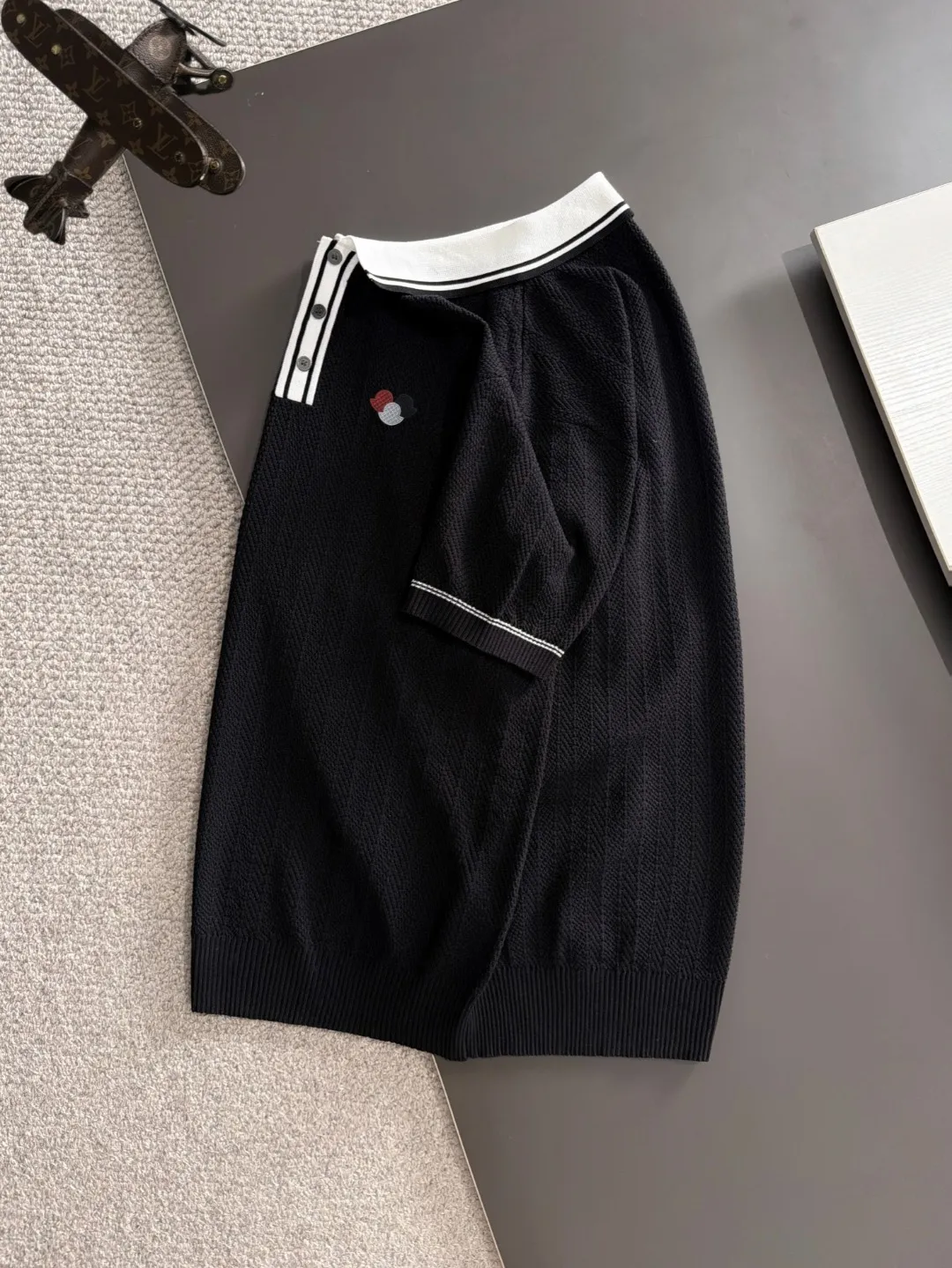 Next day shipping P165 Mouth-mounted High Quality 2026 Summer New Arrival Men's Short Sleeve T-shirt Made of combed cotton yarn knitted cotton fabric, pure cotton high-weight special yarn, it feels full of weight when weighed, and the upper body is more textured than ordinary T-shirts. This texture can cope with the weather easily and is suitable for both hot and cold! The pattern on the chest adopts three-dimensional embroidery technology, and is perfectly produced stitch by stitch with reference to the original version! Loose fit design, looks noble. Size: M to XXXL